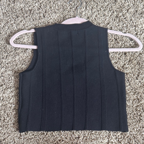 Black Sleeveless Crop Top - Picture 3 of 4